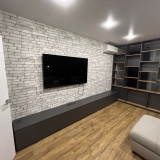 Перегородка зонирующая комнату с тумбой под телевизор и встроенным шкафом