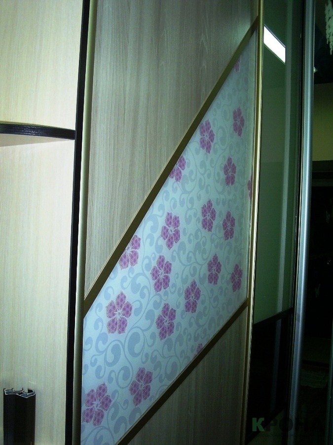 Как сделать дверь шкафа-купе с декоративным стеклом: диагональная комбинация